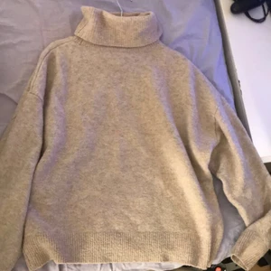 Stickad tröja.  - En stickad tröja från hm, köpt för ett år sedan och är använd några få tals gånger. Storlek M men passar mig som är 164 och bär xs-s. Bra skick!