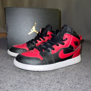 Nike air Jordan 1 - Nike air Jordan 1 mids. Köpta på Zalando i början av 2021. Använda väldigt få gånger då de är för små för mig. Inga skavanker förutom creesade. Betalas via Swish. 