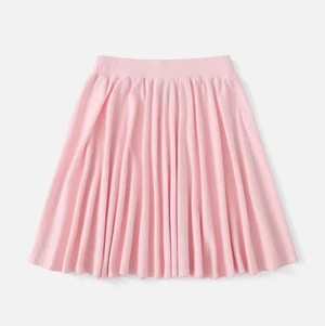 Rosa kjol i nyskick - Superfin oanvänd rosa kjol! Köpt för 149kr men säljer för 80kr! #nyskick Köparen står för frakt! Vid intresse skriv! XS men passar S