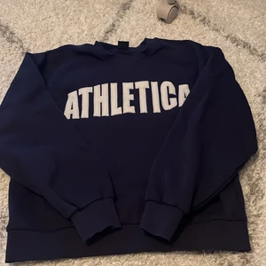Snygg sweatshirt från Gina  - En snygg sweatshirt med tryck från Gina. Andvänd en gång och som i nyskick. 