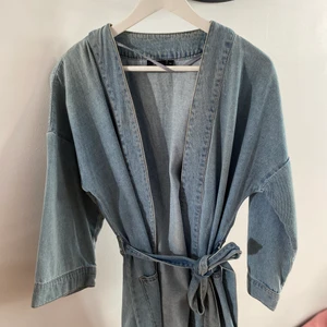 Jeans skjorta / knyte  - Jeans skjorta med knyte runt midjan 