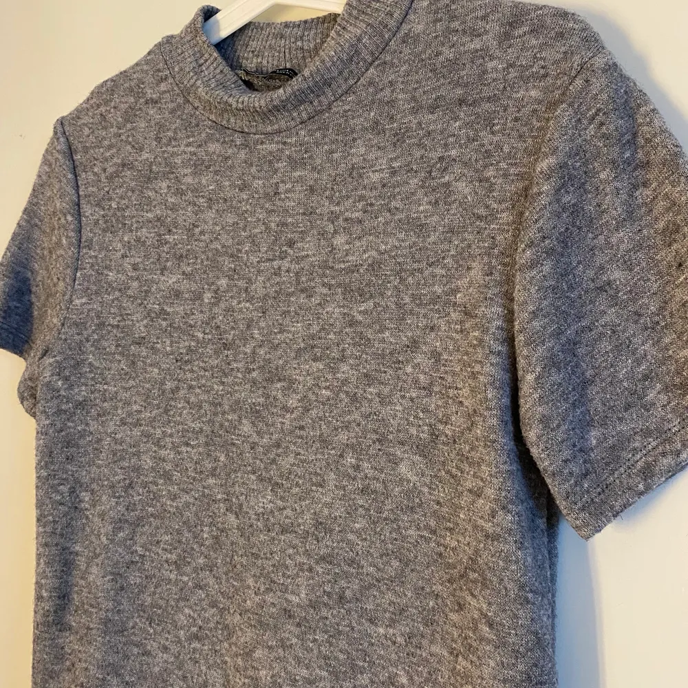 Supersnygg grå stickad tröja från Zara. Använd endast ett fåtal gånger, så är som nyskick. Storlek L men skulle säga att den är S då den är väldigt liten i storleken . T-shirts.