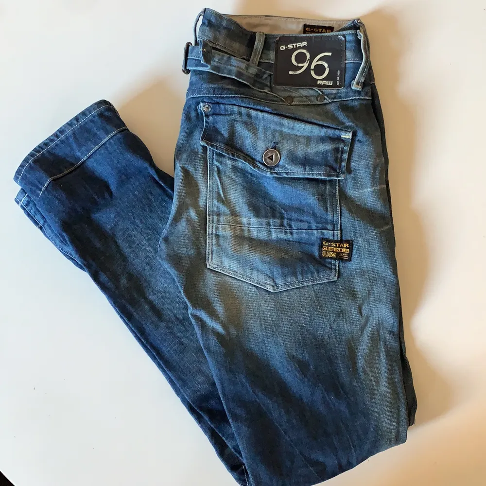  G-star 96”Jeans från typ 2010. Bra skick, lågmidjade. Frakt tillkommer 💙 Innerbenslängd 79,5/Midja 84cm. Jeans & Byxor.