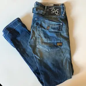  G-star 96”Jeans från typ 2010. Bra skick, lågmidjade. Frakt tillkommer 💙 Innerbenslängd 79,5/Midja 84cm