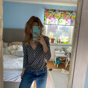 Mönstrad tröja - Mönstring blus i grå/svart