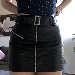 Missguided kjol strl 34 - Jättefin kjol från missguided i strl 34. Använd 2 gånger. Passar mig som har strl S/M. Säljer pga att jag inte använder den ☺️ 120kr + frakt. Pris kan diskuteras!
