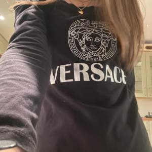 Säljer denna äkta Versace tröja! Storlek slay men är ganska stretchig ❤️