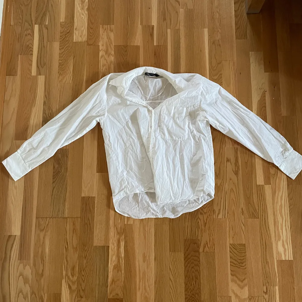 En vit snygg och enkel skjorta från Zara, strl M, använd fåtal gånger. Köparen står för frakten 🌸. Skjortor.
