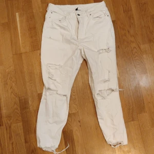 Vita ripped jeans  - Snygga vita jeans med ripped delar. 