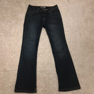 Flared jeans  - Flared jeans från Lindex. I mycket bra skick! Passar mig som är 159 cm och har storlek 34-36. Buda privat. Budet ligger på 250kr