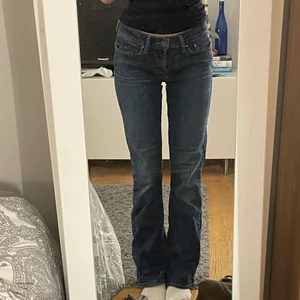 Levis bootcut jeans - Super stretchiga, passar mig som är 160