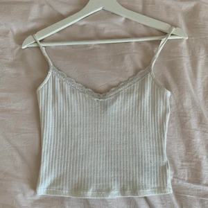 linne med spets - jätte fint vit linne, har används ett fåtal gånger, är osäker på vart ifrån den är men skulle gissa på brandy (skriv för fler bilder) 💓