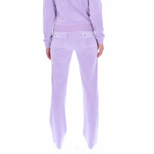 Pastel Lilac Juicy Couture - Säljer nu mina fina pastell lila juicy couture byxor, använda ett fåtal gånger men i topp skick. Köptes för 1100 på raglady (självklart äkta) ! 💜 ‼️buda med minst 10kr mellanrum‼️