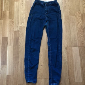 High waist & skinny jeggings  - Mörkblåa jeggings (leggings+jeans). Som är otroligt sköna och är i bra skick. De är även high waisted och sitter som skinny jeans.