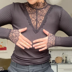 Topp - Jättefin med spetsdetaljer topp från märket Y.A.S. Strl M