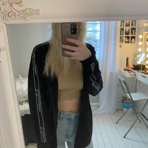 Champion zip Hoddie - Använd 1 gång, jag är i vanliga fall en storlek S och är 178cm lång så denna tröja blir ganska oversize. Säljer den för 300 och köparen står för frakten