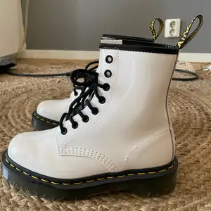 Superfina dr martens storlek 37. Använda 1 gång. Nypris 2100kr nu 1100 inklusive frakt ❣️ superfin till våren till kjol och klänning 