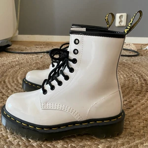 Dr Martens  - Superfina dr martens storlek 37. Använda 1 gång. Nypris 2100kr nu 1100 inklusive frakt ❣️ superfin till våren till kjol och klänning 