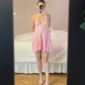 Blommig klänning  - Säljer min blommiga klänning från zara som är väldigt populär. Den är helt ny och aldrig använd, prislapp finns kvar på den! Säljer för den aldrig har kommit till användning. Köparen står för frakt eller så kan jag mötas upp i Malmö! 