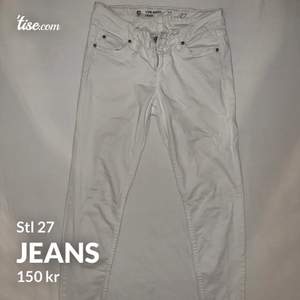 Vita denim jeans från Cubus i jätte skönt mjukare material i gott skick. Lexie low waist slim, stl 27. 150kr eller paketpris flera byxor för 500kr