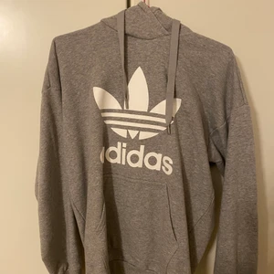 Adidas hoddie  - Har aldrig använt denna plagg, tar mycket plats så därför säljer jag den. 
