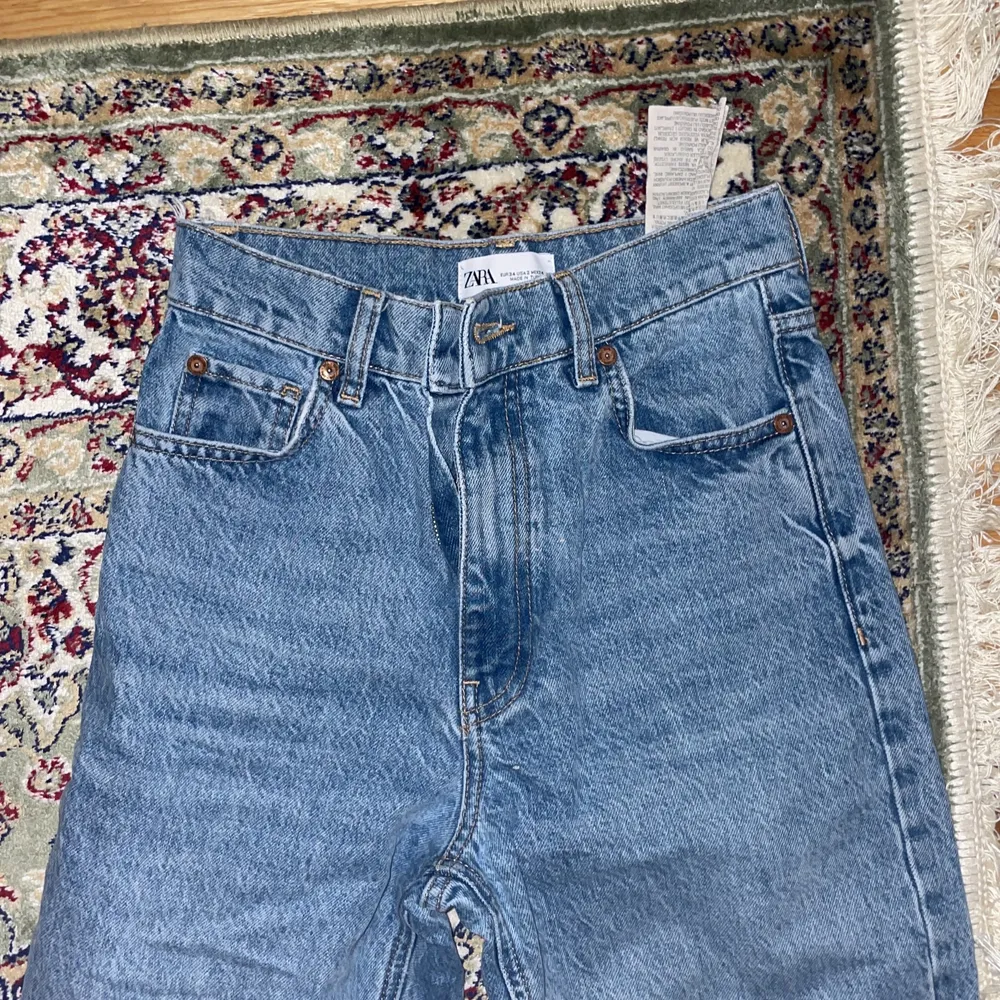 Zara jeans 90s full length som inte säljs längre. De ser grå ut på bilden men egentligen är de ljusblå! Väldigt bra skick och mycket snygga💞💕. Jeans & Byxor.