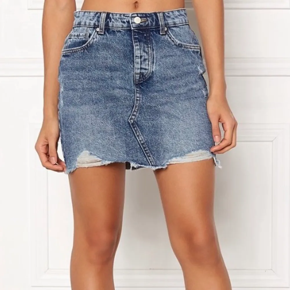 Jeans kjol från Only i storlek 36, säljer för 100kr (nypris 300kr) . Kjolar.