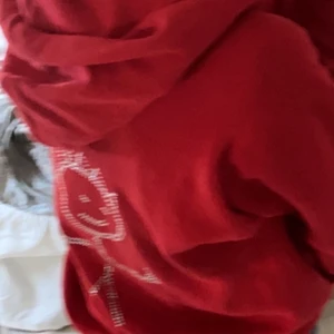 Satte of mind hoodie  - ⚠️intressekoll⚠️ state of mind hoodie i stl S. Supersnygg och skön. Använd fåtal gånger. Vid bra bud säljer jag. Köp direkt för 450kr. Köpare står för frakt.                                                                             Nypris: 656kr. Använd ca 5 ggr och inga skador (ser helt ny ut)