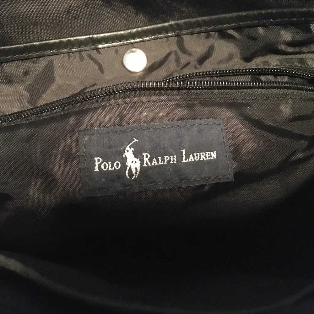 Polo Ralph Lauren hand väska i tyg och läder trimma. Superfint och helt rent. Mult purpose handväska med flera fack både med och utan dragkedja.. Väskor.