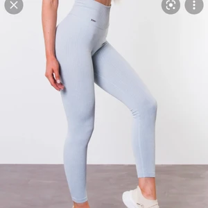 Aimn tights - Aimn thights i ny skick i en blå nyans, i storlek s men passar xs, säljer för 200kr💗