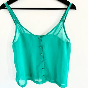 Grönt linne Monki - sommarplagg strl S - Sommaren snyggaste linne från Monki 💞💞Linnet är i en cool grön halvtransparent färg och är köpt i butik av mig för några år sen men knappt använt. Lapparna är bortklippta pga att linnet är transparent. Fint skick 😍 Färgen är väldigt svår att fånga på bild, det är en väldigt stark klargrön färg bäst återgiven på bild 2. Köparen står för frakt.