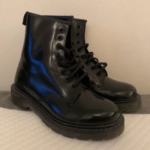Svarta Boots  - Här säljer jag mina svarta boots som aldrig används, helt nya och prislappen sitter kvar på skorna. Storlek 36. Säljer de för 299kr frakten står köparen för. Ny prisa 799kr. Hör av er för mer bilder🥰🥰🥰