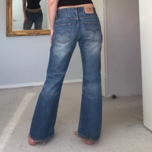 Vintage levi’s - Så snygga lågmidjade vintage levi’s köpta på plick (zagas secondhand), men har dessvärre inte kommit till så mycket användning🥴 I en strl W32 L32 men gamla levi’s är ca 2-3 strl mindre i storlek så uppskattas till W29. Jag är en W28/38/S/M och dem sitter lite lagom baggy på mig! Passar nog alla mellan W26-W29 beroende på önskad passform🥰 Finns ett hål på ena insida lår, syns knappt alls när man har dem på men kan erbjuda lagning om det skulle önskas!