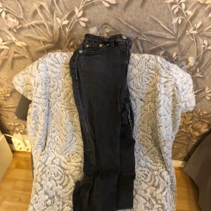 Svarta jeans - Svarta jeans från bikbok XS