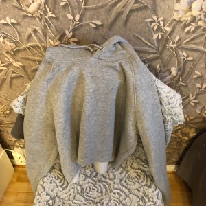 Magtröja - En grå magtröja/huvtröja strl s från bikbok