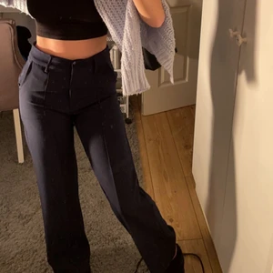 Marinblåa Kostymbyxor  - Säljer dessa marinblåa kostymbyxor då dom sällan kommer till användning! Det är storlek xs och jag är 162 cm! 