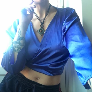 Blå/lila crop top från Urban outfitters - Blå/lila crop top från Urban outfitters i storlek M, som man knyter i ryggen