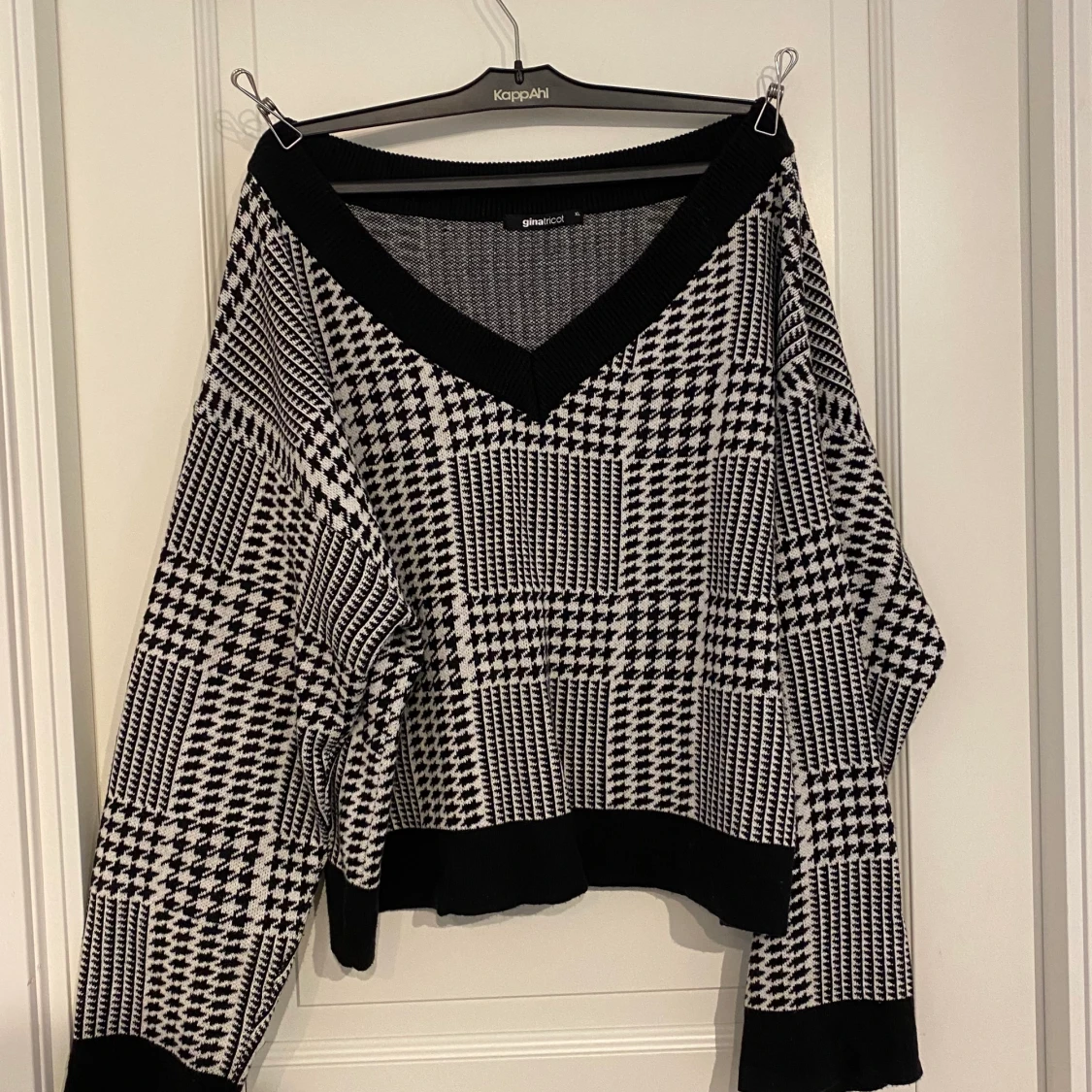 Off-shoulder tröja i hundtandsmönster! - 90