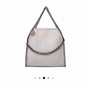 Stella McCartney inspirerad väska  - Super fin ljusgrå Stella McCartney inspirerande väska. Säljer då den inte används längre <3 köp direkt för 450kr😚