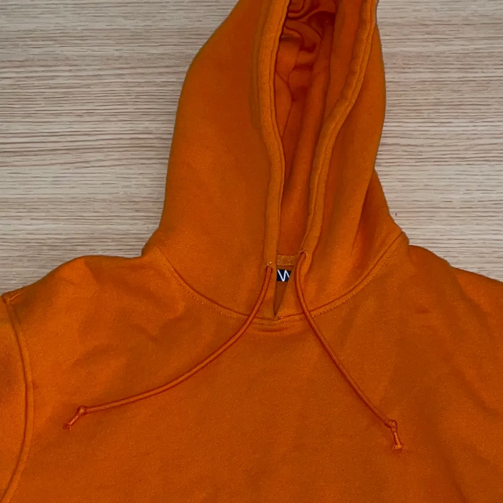 Orange Hoodie, har använts ett fåtal gånger, den är varm, den är lite ljusare än på bilderna. Den är från tjej avdelningen men ser lika bra ut som på killar, det är en vintage modell som inte säljs mer.. Hoodies.