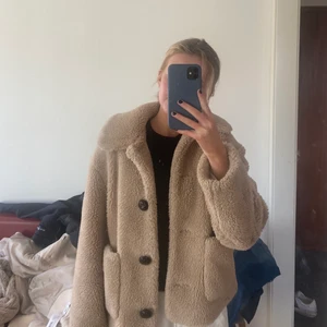 Teddy jacka - Så snygg teddy jacka som är perfekt till våren!🥰 nyskick och säljer för 250kr plus frakt!😊
