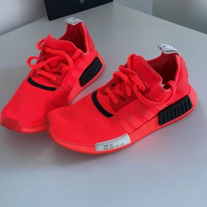 Adidas skor - Säljer dessa då jag ej använder dom. Storlek 40 2/3. Pris går att diskutera 