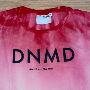 DNMD    Storlek: L - ( PRISET KAN DISKUTERAS) Enda exemplaret som finns, har använts en gång, den är lite kortare om man jämför med andra L tröjor, den är ifrån Gekås/Ullared, den tar plats i min garderob så vill bli av med den.