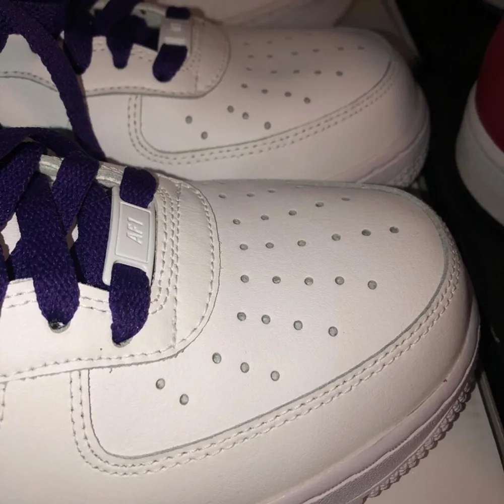 Nike air force 1 med lila custom! . Kengät.