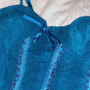 Linne - Jättegulligt linne i fint skick! Färgen är mest lik på sista bilden. Säljer endast för jag behöver pengarna. 