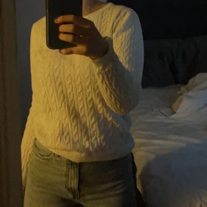 Vit stickad tröja - Säljer min vita stickade tröja. Den är i S skulle massa somm XS och S. Har haft den ett tag men använder ej så ofta(fortfarande i nyskick) Säljer ju då pågrund av att jag inte använder den så ofta. Minns ej för hur mycket jag köpte den för men jag säljer den för 150kr.💗💗💗