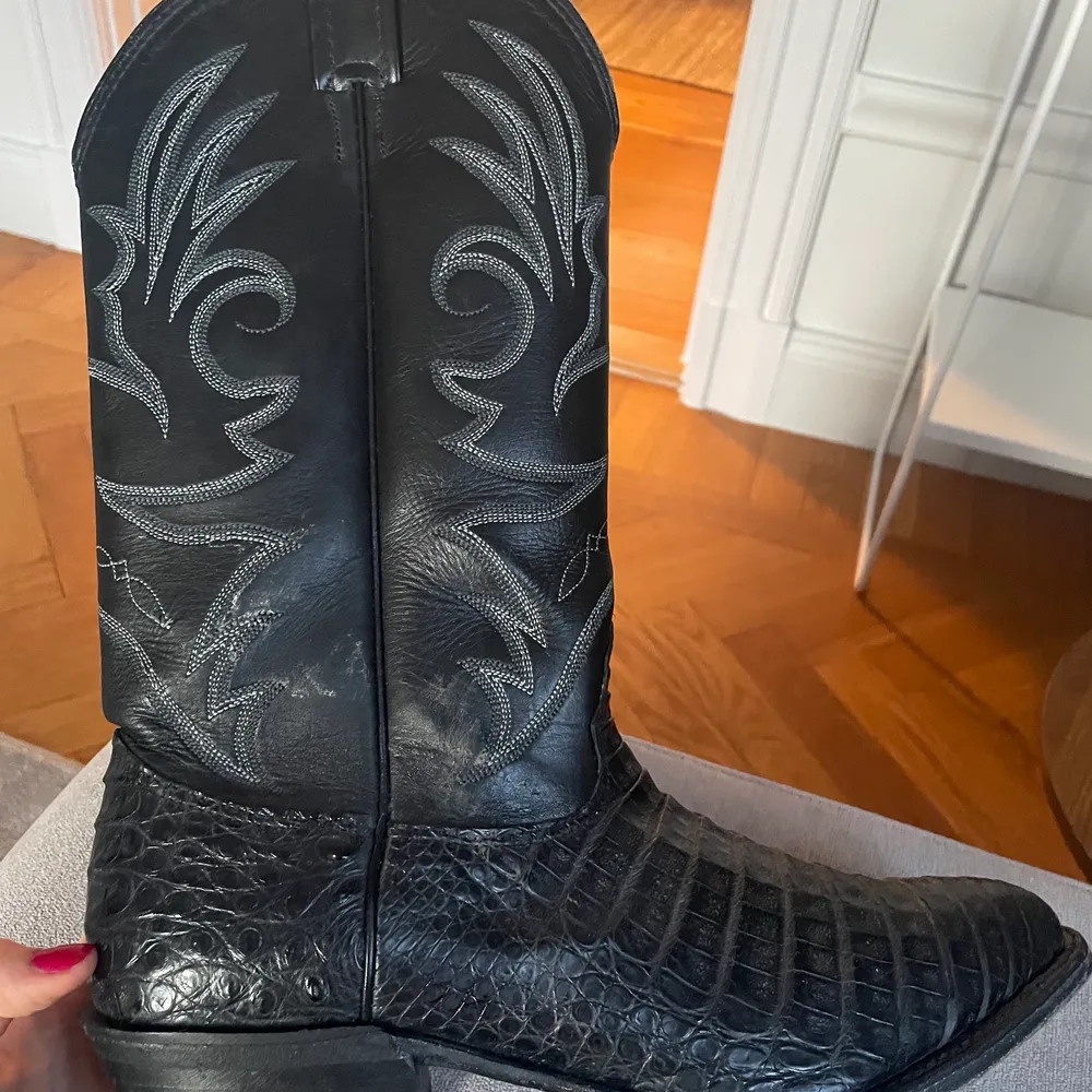 så himla fina cowboy inspirerade boots. Knappt använda köpt 2001 i Dallas Texas. Äkta läder. . Skor.