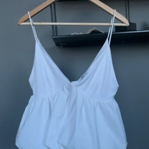 Zara sommarlinne  - Använt fåtal gånger och i nyskick! Så diktning tyget är så mjukt och mysigt. Perfekt nu till sommaren till ett par jeansshorts🔥🔥