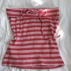 Gullig rött linne - Gulligt rött linne som man kan knyta på sätt. Antingen som en rosett alternativt i nacken❣️