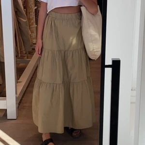 Kjol - Fin lång kjol från Gina tricot i storlek xs, kjolen är köpt för ett bra tag sen men har använts max 3 gånger, så den är i bra skick👍